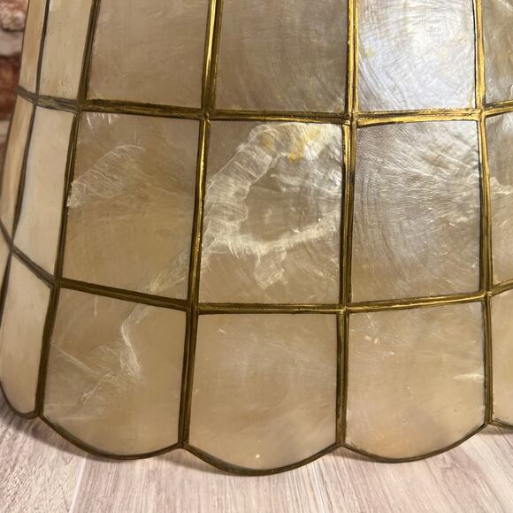 Beautiful Vintage 16" Capiz Shell Lamp Shade With A Scalloped Edge & Brass Trim - Picture 5 of 11